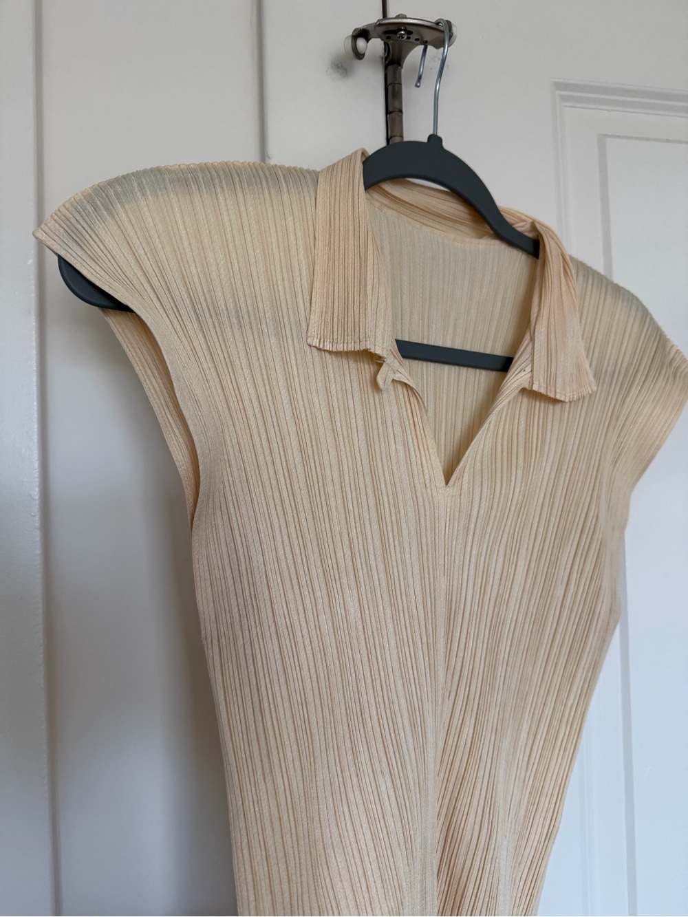Issey Miyake Pleated Cream Cap-Sleeve Collared Top